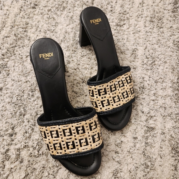 Fendi sandals with a block heel. - Picture 2 of 10